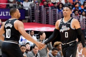 开云体育app下载-34岁韦少被迫转型！指点曼恩展现老将价值