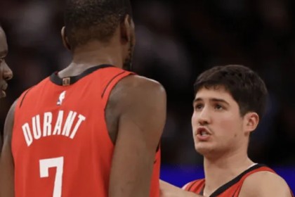 开云服务-杜兰特：谢泼德可以控球，能上场投三分给我们提供进攻火力