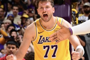 开云入口-东契奇谈绝杀：看到包夹我选择了撤步，我对自己的投篮有信心